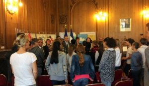 La Marseillaise chantée par les élèves du collège Foch de Strasbourg, le préfet et la rectrice