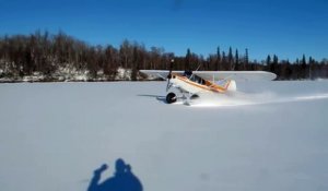 Drift et dérapages sur un lac gelé d'un avion à la Fast & Furious !