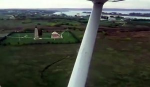 Une voiture veut couper la route à un avion en plein atterrisage...