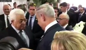 La poignée de main entre Netanyahu et Abbas