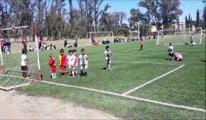 Un geste fair-play qui laissera le stade sans voix. Gamins adorables