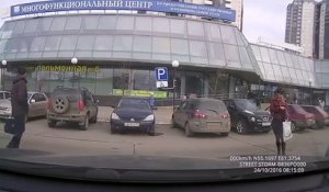 Tentative de vol à l arraché en russie... Impressionnant! Il a pas laché son sac