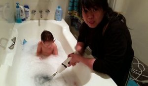 Cette maman donne le bain à son bébé, mais sa manière de le faire va sûrement vous choquer !