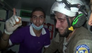 En Syrie, un secouriste sauve un bébé des décombres et fond en larmes