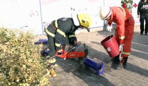 Sauvetage d'un chaton coincé dans un tuyau en métal en Chine par les pompiers