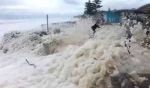 Une tempête de mousse de mer recouvre toute une plage, sa route et son parking en Australie