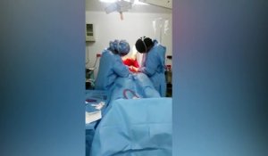Un chirurgien danse en pleine opération