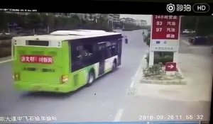 4 personnes sur un scooter foncent sans raison dans un bus !