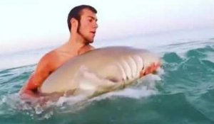 Il pêche un requin à mains nues !