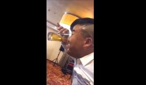 Cet homme boit une bière entière avec son nez