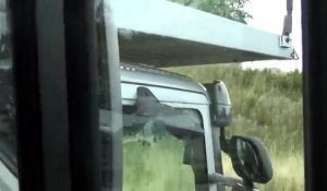Ce routier pris en flag en train d'utiliser 2 portables en même temps au volant de son camion...