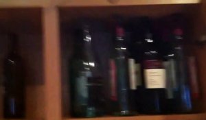 Des tas de bouteilles de vin vides dans une cuisine étudiante LOL