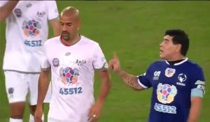 Maradona s’embrouille pendant un match de foot pour la paix !
