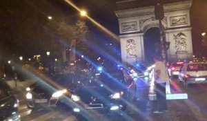Des centaines de policiers manifestent en pleine nuit sur les Champs-Élysées