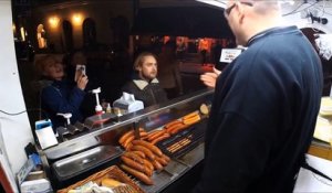 Un vendeur de hot-dog corrige un client ivre qui recrache son sandwich