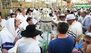 Des milliers de fidèles juifs prient au mur des Lamentations
