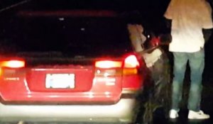 Un automobiliste ivre s’arrête au milieu de l’autoroute pour faire un petit pipi...