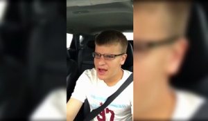 Accident de la route en chantant