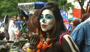 Squelettes dans les rues de Mexico avant le jour des morts