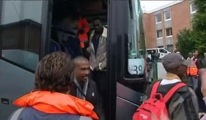 Des migrants applaudis à leur arrivée dans un Centre d'accueil