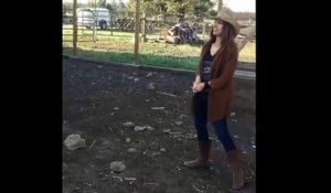 Une femme tente d'attraper un coq !