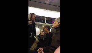 Elle refuse de s’asseoir à côté d'un partisan de Trump , elle se fait expulser de l'avion