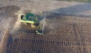 Récolte d'une énorme ferme agricole filmée au Drone aux Etats Unis