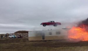 Saut d'une voiture au dessus d'une carcasse enflammée !