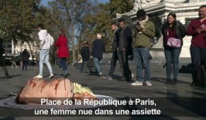 Manifestation : une femme nue dans une assiette, à Paris