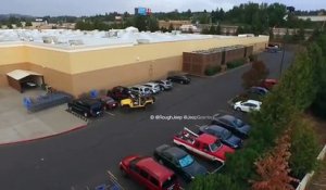 Ce conducteur vire une voiture d'un place de parking en la tractant avec sa jeep