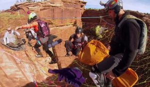 Saut en parachute à 120m du sol dans un Canyon !! Dingue et vertigineux!