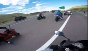 Ce motard chute sur un autre et entraine 4 autres motos au sol! Accident impressionnant