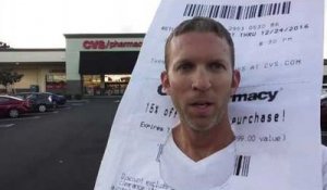 Un homme sé déguise en ticket géant de supermarché et filme la réaction des clients !