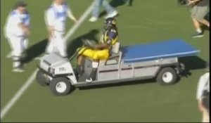 Il conduit une voiturette de golf pour célébrer un touchdown sur le terrain de football américain