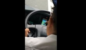 Un chauffeur de bus joue à Pokémon GO