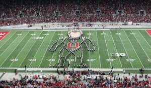 Hommage aux supers héros par une fanfare de football américain - Ohio State - Marvel, Spiderman, Batman