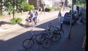 Effondrement d'une grue à côté de personnes et vélos dans une rue !