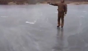 Il tire sur un lac gelé avec un pistolet et regardez ce qu'il se passe.... Dingue