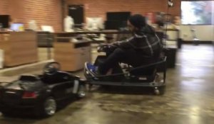 Il s’amuse à faire des drifts au bureau avec un go-kart.
