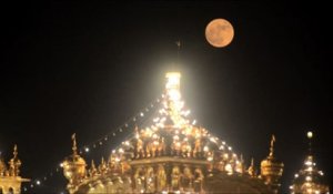 Inde : la "super lune" au Temple d'or d'Amritsar