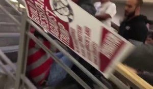 Manifestant anti-Trump violemment taclé par un supporter du président américain