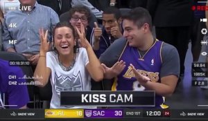 Ils sont ciblés par la "Kiss Cam" en plein match de NBA, mais ce que la jeune femme fait humilie le mec à côté d'elle