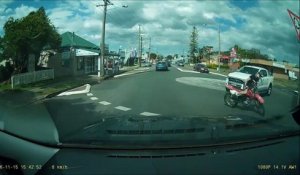 Ce motard tente de doubler sur un rond point et c'est le drame! Crash bien violent