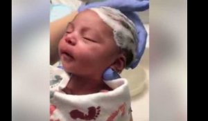 Cette maman lave les cheveux de son nouveau-né... et sa réaction est incroyable !