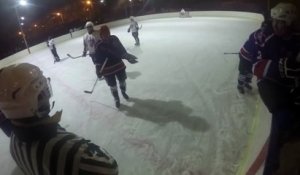 Un joueur de hockey frappe un arbitre à coup de crosse... Ils sont chaud ces russes