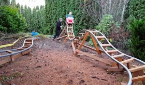 Un papy construit des montagnes russes pour ses enfants