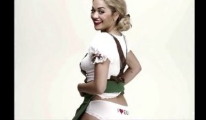 La belle Rita Ora enlève le haut pour la pub Love du 3 décembre !