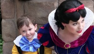 Visitant Disneyland avec son fils autiste, elle voit Blanche Neige, mais ce que cette dernière fait avec son fils est tr