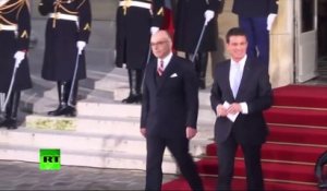 Les trois remarques désobligeantes de Manuel Valls à Bernard Cazeneuve pendant la passation de pouvoir