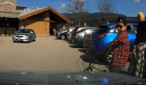 Un homme se fait voler une place de parking par une famille bien organisée .